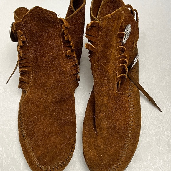 Minnetonka Fringe Suede Hard Sole Moccasin Hippie Boho Moccasins - Picture 8 of 12